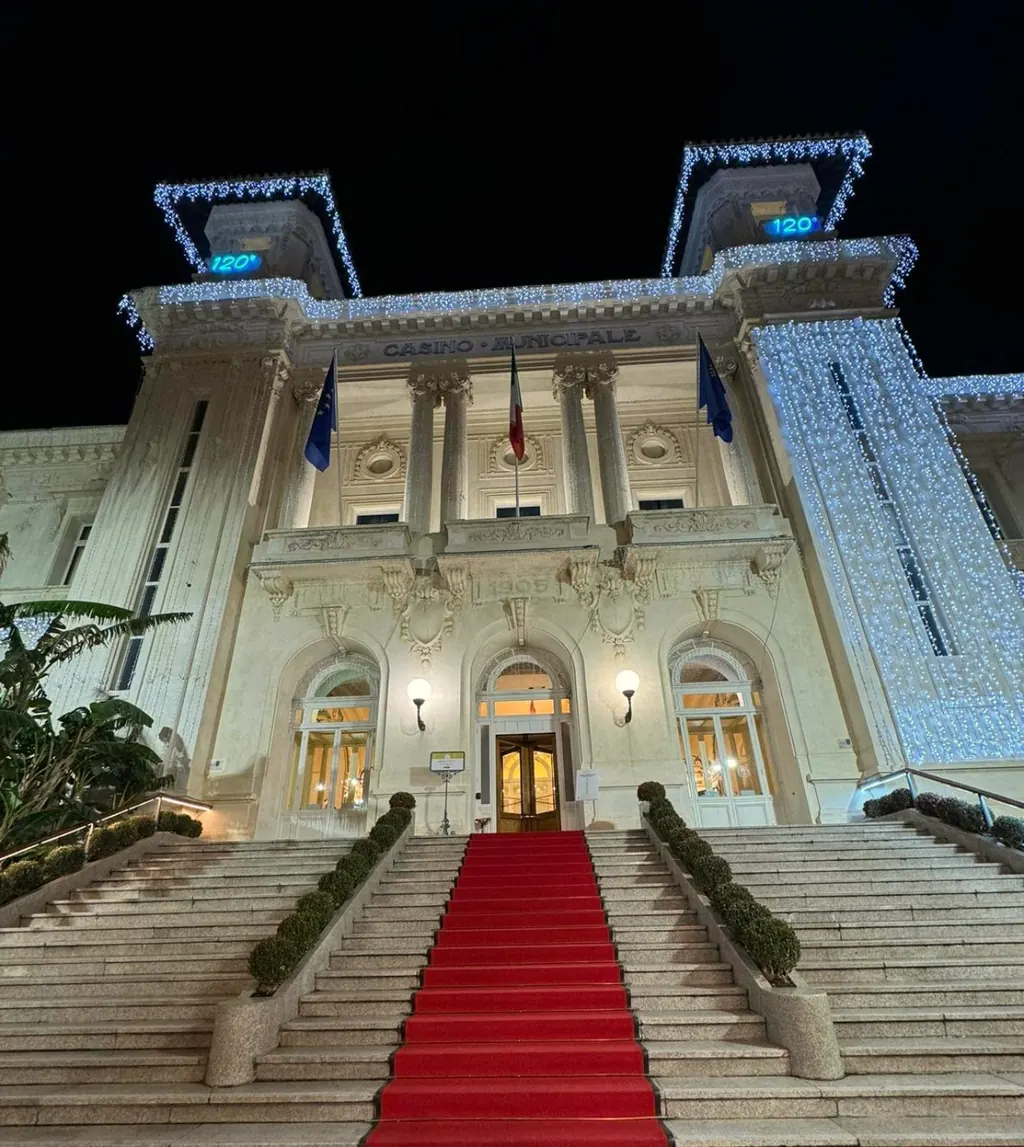 Il Casinò di Sanremo illuminato di sera, con la scalinata e il tappeto rosso