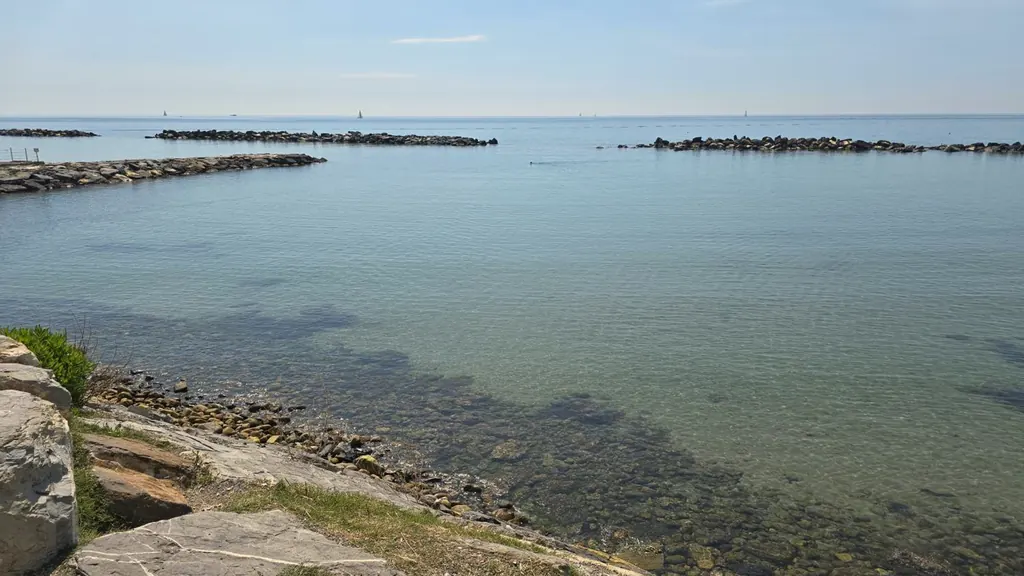 Mare calmo e scogliera a Sanremo in una giornata di sole
