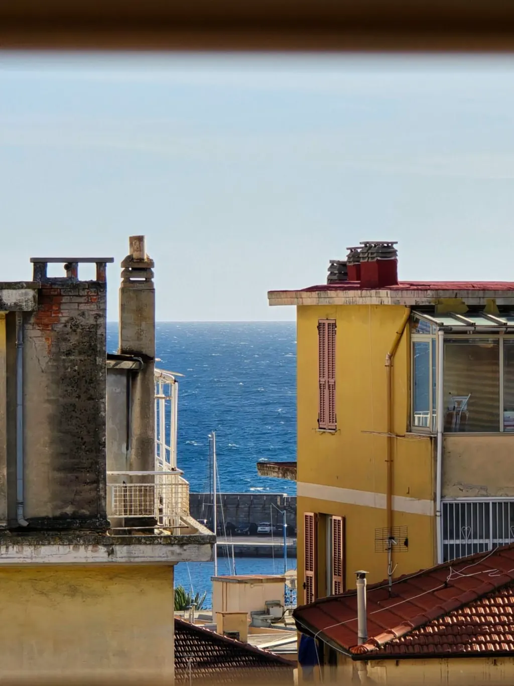 Tetti e facciate colorate di Sanremo con il mare sullo sfondo