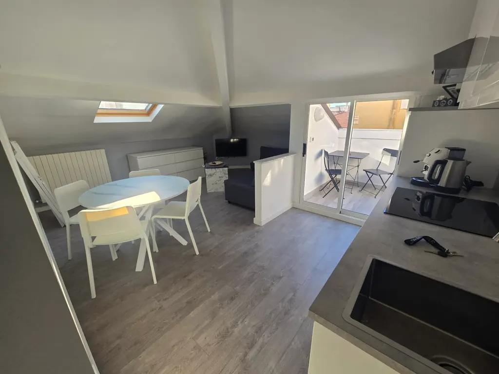 Zona giorno vista dalla cucina, con la porta finestra aperta sul balcone